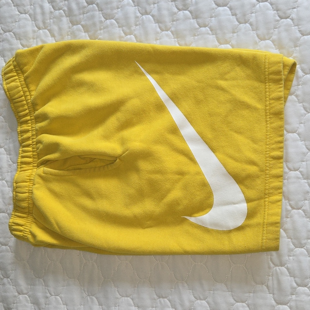 NIKE Club Fleece Shorts Yellow sz M Baggy/Loose Fit Excellent Condition